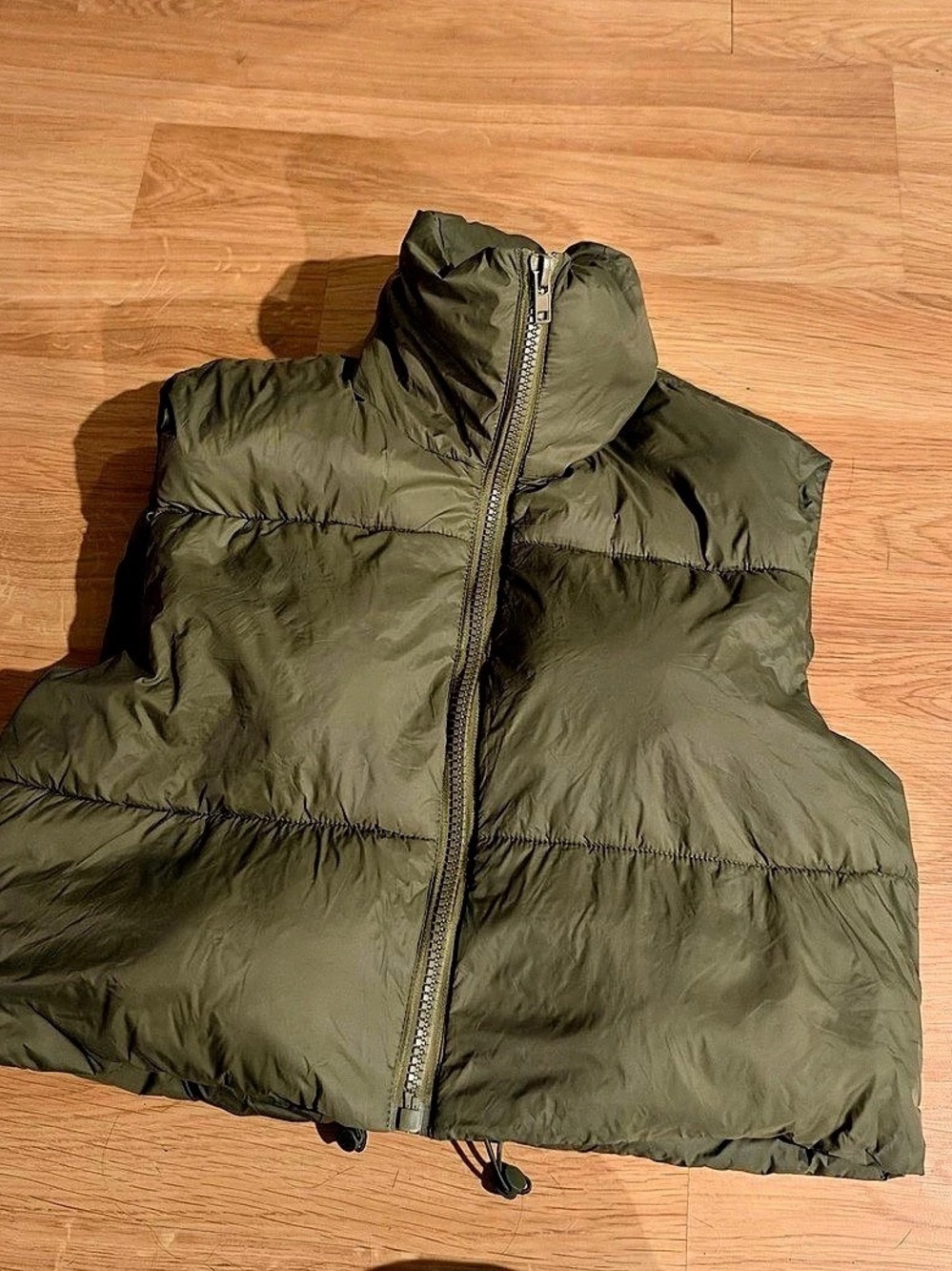 Cropped Puffer Vest in Green Size Medium Like New